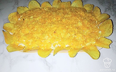 Выложите целые чипсы на блюдо вокруг салата и отправьте его в холодильник для пропитки примерно на 2 часа.