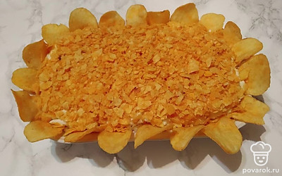 Готовый салат подавайте к столу в блюде или разложите по порционным тарелкам. Наслаждайтесь необычным и очень приятным сочетанием вкусов.