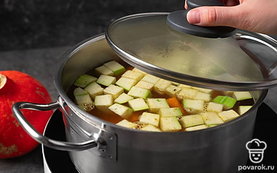 Из кастрюли с бульоном достаньте сельдерей и лавровый лист. Они больше не пригодятся. Добавьте нарезанные овощи и варите 15-20 минут на среднем огне под крышкой. 