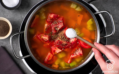 Произвольно нарежьте томаты. Добавьте их в кастрюлю вместе с травами, лавровым листом, солью и перцем. Варите суп на медленном огне еще 5-10 минут, пока тыква не станет мягкой.