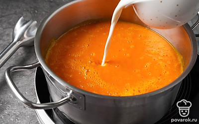 Снимите кастрюлю с огня и перелейте содержимое в чашу блендера или кухонного комбайна. Измельчите до однородной пюреобразной консистенции. Затем верните суп в кастрюлю, поставьте на огонь и влейте сливки. Перемешайте и держите на огне 2-3 минуты, чтобы суп нагрелся, но не закипел. 