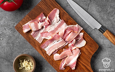 Разрежьте каждую полоску бекона на четыре части. Измельчите чеснок ножом или с помощью пресса.