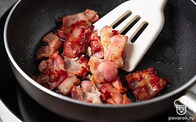Разогрейте сухую сковороду на среднем огне. Добавьте бекон и жарьте 2-3 минуты, постоянно помешивая. Когда бекон подрумянится, добавьте чеснок и жарьте еще 1-2 минуты до появления аромата. Снимите сковороду с огня.