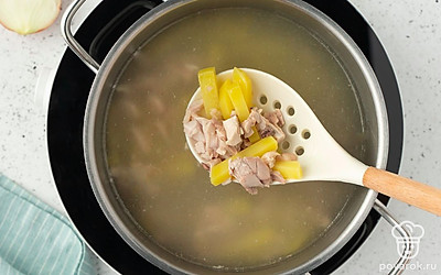 Отделите мясо от костей и нарежьте на небольшие кусочки. Нарежьте картошку брусочками. Положите в кипящий бульон кусочки курицы и картофель. Варите еще 15-20 минут на среднем огне.