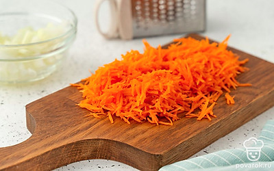 Натрите морковь на средней терке. Измельчите репчатый лук.