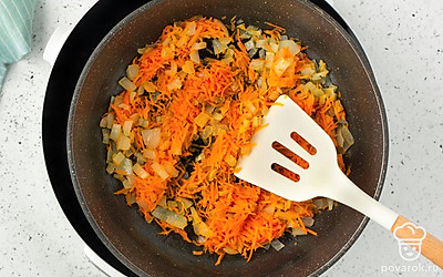 Разогрейте в сковороде растительное масло. Обжарьте лук с морковью на среднем огне в течение 5-6 минут, регулярно перемешивая.
