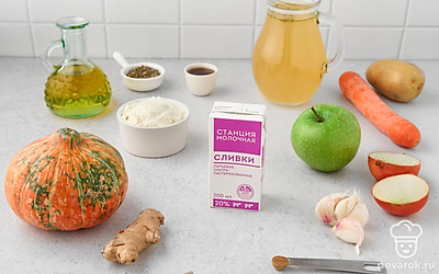 Помойте все овощи, яблоко и корень имбиря. Картофель, морковь, яблоко и имбирь очистите от кожуры, а лук и чеснок — от шелухи. Сварите куриный бульон или разведите сухой.