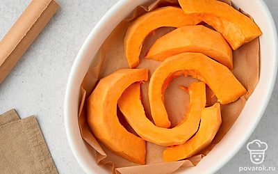 Разогрейте духовку до 180°C. Застелите большой противень пергаментной бумагой. Разрежьте тыкву пополам, выньте семена, очистите от кожуры и нарежьте на произвольные кусочки. Чем меньше они будут, тем быстрее приготовятся. Запекайте в течение 50-60 минут, пока тыква не станет мягкой.