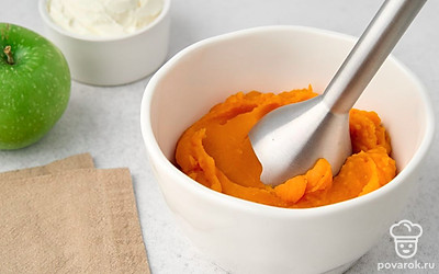 Дайте тыкве немного остыть и измельчите блендером. Отложите получившееся пюре в сторону.