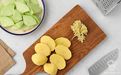 Натрите имбирь на мелкой терке. Нарежьте яблоко и картофель небольшими кусочками.