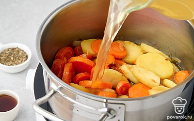 В кастрюлю влейте кленовый сироп. Добавьте корицу, орегано, соль и перец. Затем залейте бульон. Когда он закипит, убавьте огонь до слабого и накройте кастрюлю крышкой. Варите суп около 15-20 минут, пока морковь и картофель не станут мягкими.