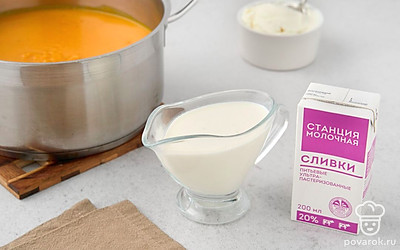 Перелейте суп в чашу блендера или кухонного комбайна и пюрируйте его. Когда он станет однородным, верните суп в кастрюлю. Добавьте тыквенное пюре и снова доведите до кипения. Затем снимите кастрюлю с огня, добавьте жирные сливки, сливочный сыр и перемешайте.