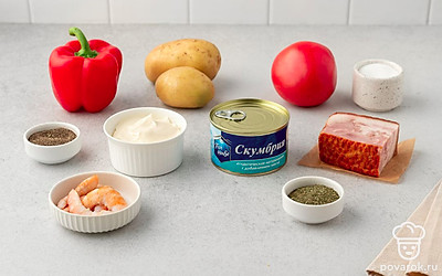 Помойте перец и помидор. Вырежьте у перца плодоножку и семена. Помойте и почистите картофель. Разморозьте и очистите креветки.