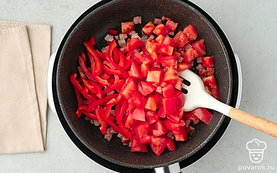 Нарежьте сладкий перец соломкой, помидор — кубиками. Выложите их на сковороду к бекону. Жарьте еще 3 минуты, регулярно перемешивая.