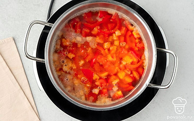 Нарежьте картофель небольшими брусочками. Положите в кастрюлю картофель, добавьте поджарку. Залейте кипятком из чайника и поставьте на средний огонь. Понадобится примерно 1-1,5 литра воды.