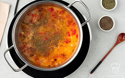 Через 10 минут посолите суп. Добавьте черный молотый перец, итальянские травы и сушеный укроп. Нарежьте плавленый сыр на маленькие кубики и положите в суп. Перемешивайте, пока сыр полностью не растворится. Варите еще 5 минут.