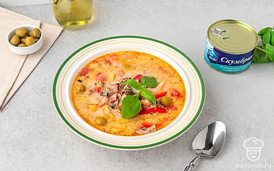 Подавайте суп с оливками, по желанию украсьте порцию свежей зеленью.