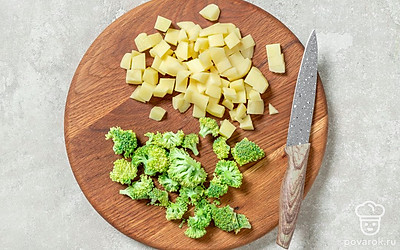 Разберите брокколи на мелкие соцветия. Нарежьте картофель небольшими кубиками. 