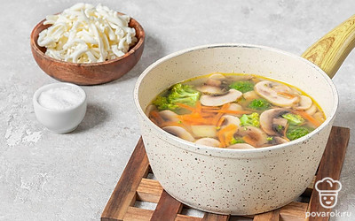 Выложите все овощи и грибы в кастрюлю с кипящей водой. Пока они варятся, натрите сыр. Через 10 минут добавьте его в суп. Проварите 5 минут, чтобы сыр расплавился. В конце посолите.