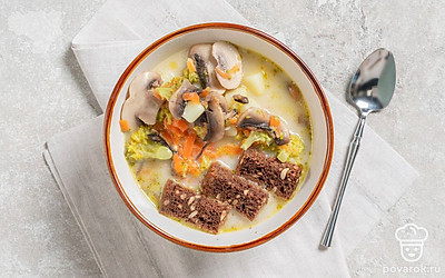 Этот суп будет хорош с сухариками из черного хлеба.