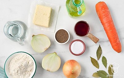 Помойте и почистите морковь. Снимите шелуху с лука. Подготовьте сковороду, терку, кастрюлю, маленькую жаропрочную миску и погружной блендер.