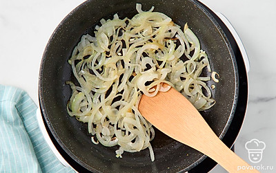 Разогрейте на среднем огне сковороду с растительным маслом, положите в нее половину нарезанного лука. Обжарьте лук, постоянно помешивая, 2-3 минуты до золотистого цвета.