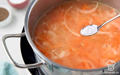 Дождитесь, когда суп снова закипит, приправьте солью и перцем. Размешайте и проварите до мягкости овощей 4-5 минут. Снимите кастрюлю с супом с огня и дайте ему немного остыть.