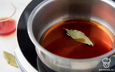 Налейте в жаропрочную миску портвейн, положите к нему лавровый лист и вскипятите на сильном огне. Убавьте огонь, прогрейте портвейн 2 минуты и уберите миску с огня.