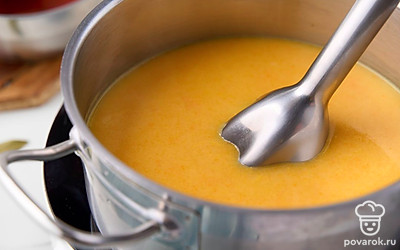 Перебейте суп погружным блендером до состояния пюре. Снова поставьте суп на средний огонь и влейте смесь портвейна с лавровым листом. Еще раз дайте супу закипеть, уберите из него лавровый лист, выключите огонь и дайте постоять под крышкой 5-7 минут. 