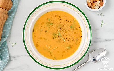 Подавайте луковый суп-пюре с пшеничными сухариками.