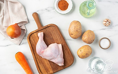 Разморозьте, помойте и обсушите на бумажных полотенцах курицу. Вымойте и почистите картошку, морковку, чеснок и репчатый лук.
