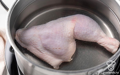 Положите курицу в кастрюлю, залейте водой и поставьте на средний огонь. Доведите до кипения, снимите пенку. Посолите. Уменьшите нагрев до слабого. Варите курицу 30 минут под крышкой.