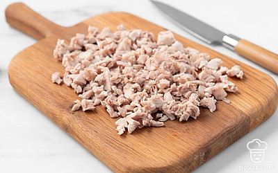 Достаньте курицу из бульона, остудите и отделите мясо от костей. Нарежьте мясо на небольшие кусочки. Процедите бульон и верните его на огонь.