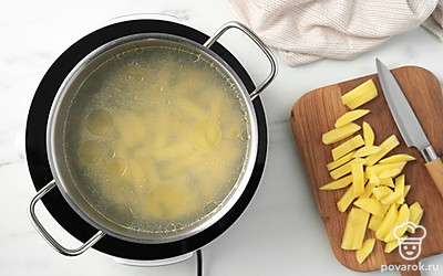 Нарежьте картофель небольшими брусочками. Положите в кипящий бульон. Варите 20 минут на среднем огне.