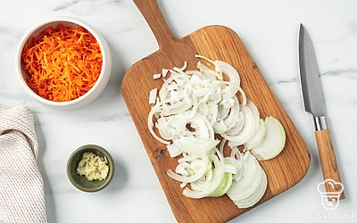 Нарежьте репчатый лук полукольцами. Натрите морковь на средней терке. Пропустите чеснок через пресс.