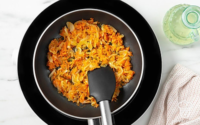 Разогрейте в сковороде растительное масло. Обжарьте лук, морковь и чеснок на среднем огне в течение 5 минут, регулярно перемешивая.