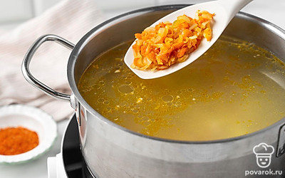 Добавьте в суп морковно-луковую зажарку, кусочки куриного мяса и приправу для курицы. Перемешайте. Варите еще 5 минут.