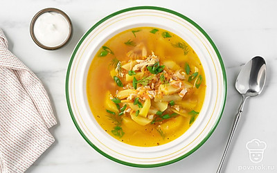 Разлейте суп по тарелкам. Подавайте его со сметаной, украсив свежей зеленью.