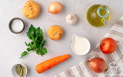 Вымойте и очистите овощи. Ополосните зелень. Подготовьте кастрюлю, блендер и сито.