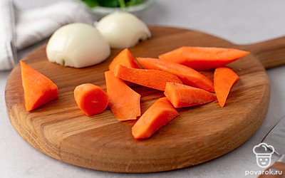 Нарежьте овощи для бульона произвольными кусочками. Отделите веточки петрушки от стеблей.