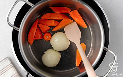 Поставьте кастрюлю с маслом на огонь. Выложите овощи. Обжаривайте их 4-5 минут, помешивая. Затем влейте воду комнатной температуры, чтобы она покрыла овощи на 2-3 см.