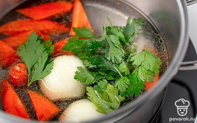 Добавьте зелень. Доведите бульон до кипения, убавьте огонь и проварите в течение 30-40 минут. Процедите готовый бульон.