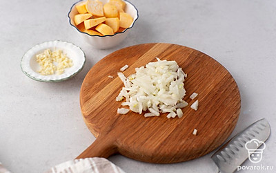 Нарежьте репу средними дольками. Измельчите лук и чеснок.