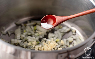 Разогрейте кастрюлю с оливковым маслом на умеренном огне. Выложите лук и чеснок и добавьте немного соли. Обжаривайте 3 минуты.