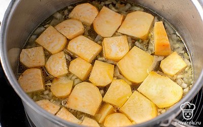 Верните овощной бульон в кастрюлю и добавьте репу. Поставьте на сильный огонь и дождитесь кипения, затем убавьте нагрев. Варите суп в течение 10 минут.