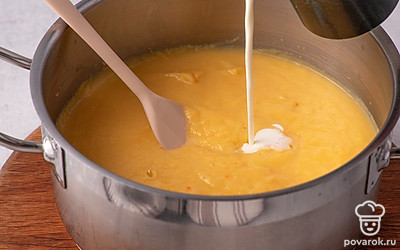 Добавьте в кастрюлю лук и чеснок. Взбейте получившийся суп блендером до однородной консистенции. После этого добавьте сливки и соль по вкусу. Перемешайте.