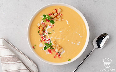 Разлейте суп-пюре из репы по тарелкам и украсьте сухариками, сливками, помидорами и базиликом перед подачей.