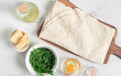 Зелень помойте и обсушите. Возьмите для пирожков лук, укроп, петрушку, шпинат, рукколу, базилик — что больше нравится. Для начинки отлично подойдет сыр пармезан, гауда, тильзитер или российский, но и с другими видами получится не менее вкусно.