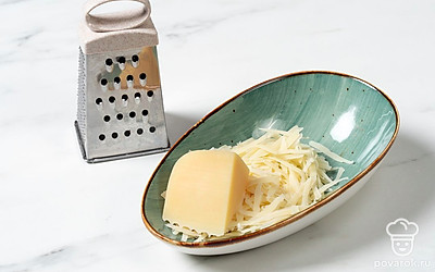 Натрите сыр на крупной терке.