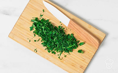 Зелень мелко порубите.